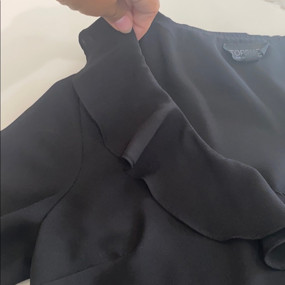 LIKE NEW Ruffle Blouse - Picture 4 of 5